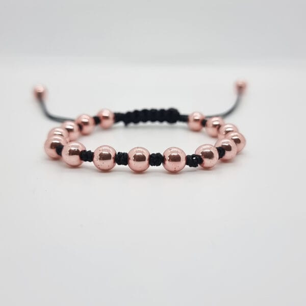 Brățara Vicomte Rose - Cadoul Perfect Această imagine ilustrează brățara Vicomte Rose ca fiind cadoul ideal. Cu un ambalaj elegant și o fundă subțire, această bijuterie poate fi oferită cu dragoste și apreciere la o varietate de ocazii. Fie că este vorba despre aniversarea unei iubiri sau despre surprinderea unei persoane dragi, brățara Vicomte Rose adaugă o notă de frumusețe și semnificație oricărui moment special.
