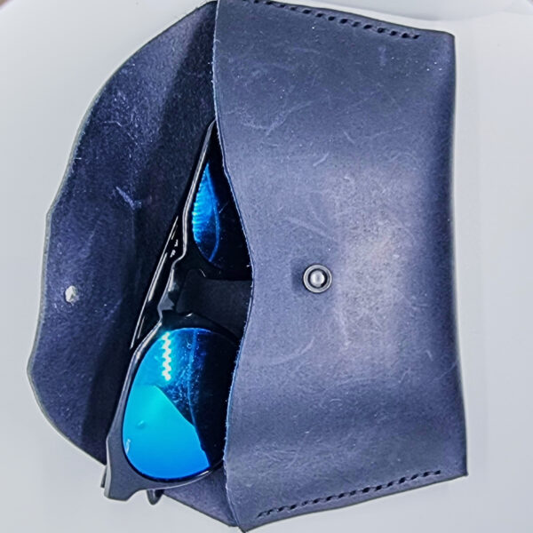 Toc de ochelari din piele neagră handmade - elegant și durabil, confecționat manual din piele autentică."