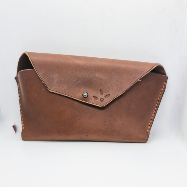 Toc de ochelari din piele maro handmade - elegant și durabil, confecționat manual din piele autentică."