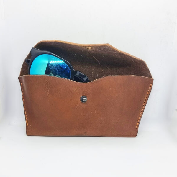 Toc de ochelari din piele maro handmade - elegant și durabil, confecționat manual din piele autentică."