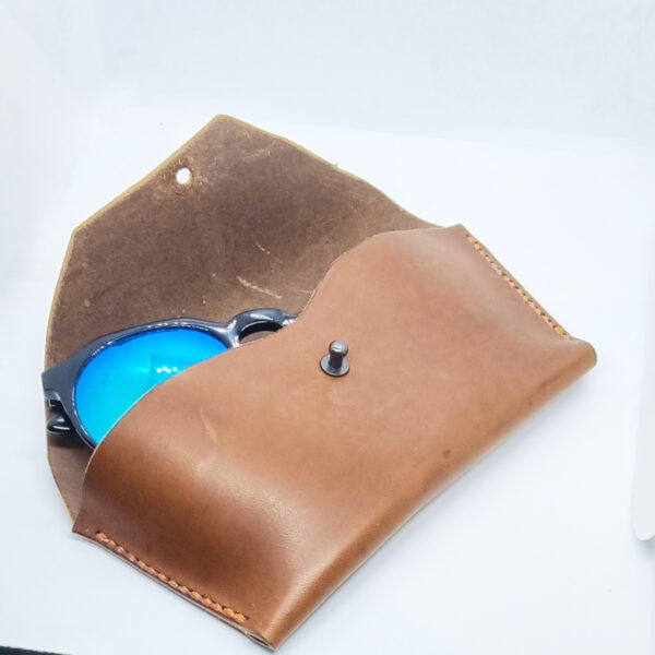 Toc de ochelari din piele maro handmade - elegant și durabil, confecționat manual din piele autentică."