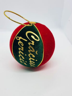 Capturează farmecul Crăciunului cu acest glob de brad handmade, personalizat cu numele tău. O bijuterie festivă ce aduce bucurie și magie în fiecare colț al casei tale!