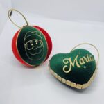 Capturează farmecul Crăciunului cu acest set de 2 globuri de brad handmade, personalizate cu numele tău în formă de inimă. O bijuterie festivă ce aduce bucurie și magie în fiecare colț al casei tale!