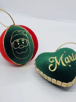 Capturează farmecul Crăciunului cu acest set de 2 globuri de brad handmade, personalizate cu numele tău în formă de inimă. O bijuterie festivă ce aduce bucurie și magie în fiecare colț al casei tale!